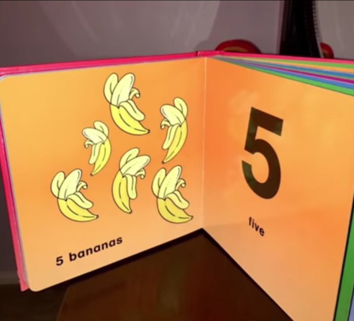 Pedagogisk barnbok som visar numret och antalet bananer, med färgstarka sidor.