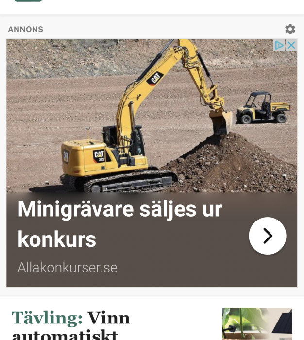 Gul grävmaskin, CAT-märke, arbetsfordon i grustäkt; annons om konkursförsäljning av minigrävare.