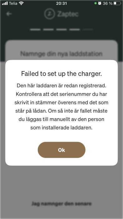 Mobilskärm visar felmeddelande om registrerad laddare, uppmanar att kontrollera serienummer eller kontakta installatör.