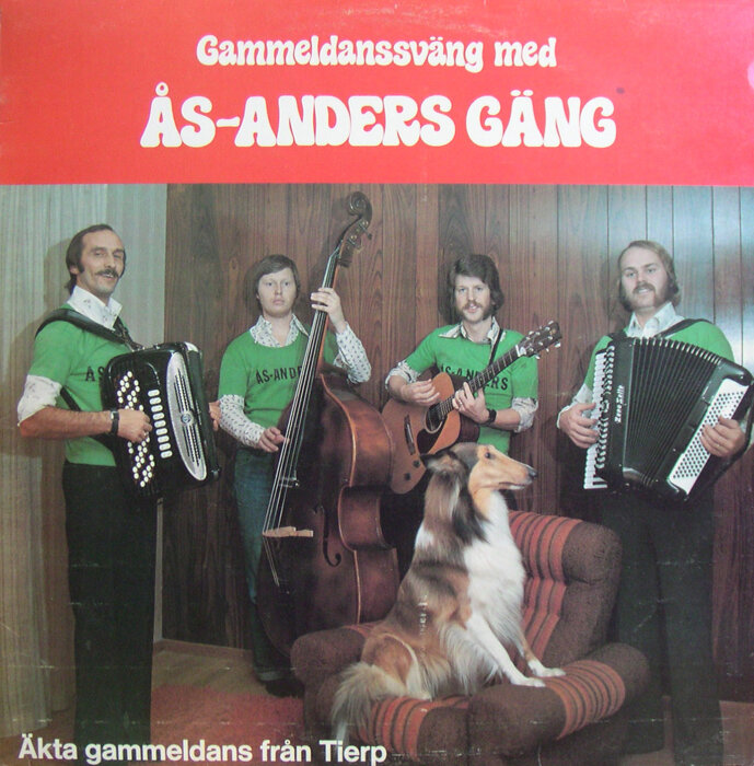 Musikgrupp med dragspel, gitarr och kontrabas; hund sitter i fåtölj; retro estetik, "ÅS-ANDERS GÄNG" tröjor.