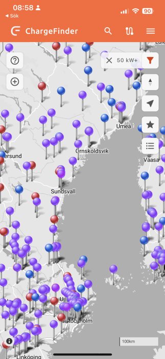 Karta med färgkodade markeringar, troligen visar laddstationer för elbilar i Sverige.