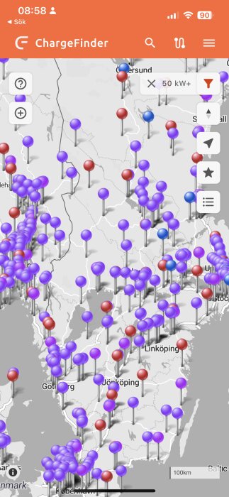 App för elbilsladdning visar karta med laddstationer i Sverige, olika färger representerar olika laddningskapaciteter.