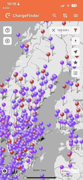 Skärmdump av ChargeFinder-app, visar kartläge, laddstationer för elbilar i Skandinavien, färgkodade markörer, användargränssnittselement.