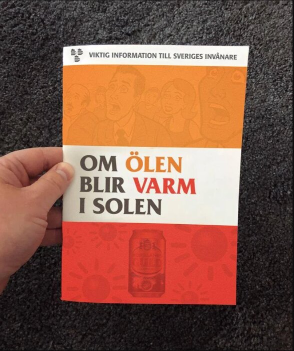 Hand håller pamflett med texten "viktig information till Sveriges invånare" och "om ölen blir varm i solen".