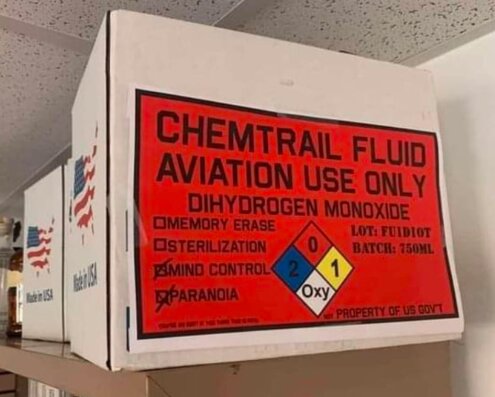 Box märkt "Chemtrail Fluid", innehåller "Dihydrogen Monoxide", skämtsamma anspelningar till konspirationsteorier, parodi.
