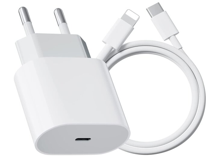 Vit USB-C strömadapter och kabel, europeisk kontakt, modernt tekniktillbehör, laddning, enhetstillkoppling.