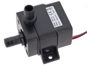 Svart elektrisk vattenpump med kablar, fäste, två anslutningar och märkning mot vit bakgrund.