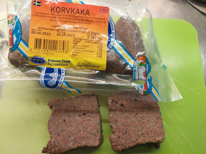 Korvkaka förpackning och skivor på skärbräda, datum och näringsinformation synlig. Swedish meat product.