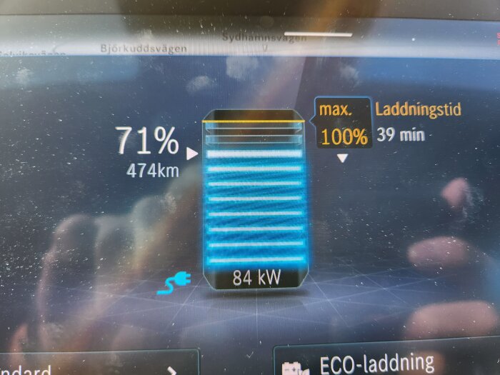 Elbilsdisplay visar 71% laddning, räckvidd 474 km, 84 kW effekt, 39 min till fulladdning.