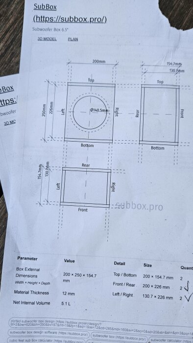 Teknisk ritning av en subwooferlåda, mått och materialspecifikationer, delvis rivet papper.