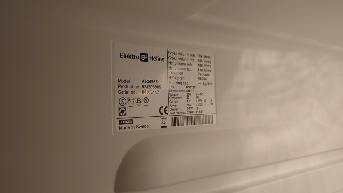 Etikett med tekniska specifikationer för en Elektro Helios-produkt, med modellnummer och energiinformation, tillverkad i Sverige.