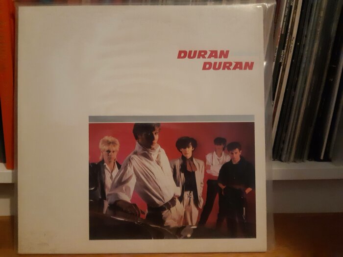 Vinylskiva, Duran Duran, gruppbild, färgstark, retro, musik, popband, 80-tal, omslag, stiliga män, vinylsamling, skivhylla.