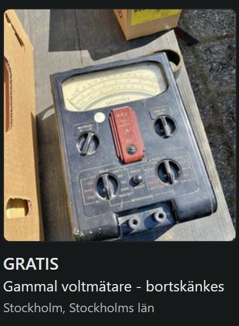 Gammal voltmetare på betong, utomhus, är gratis, svart, röda detaljer, analog display, fyra mätområdesväljare.