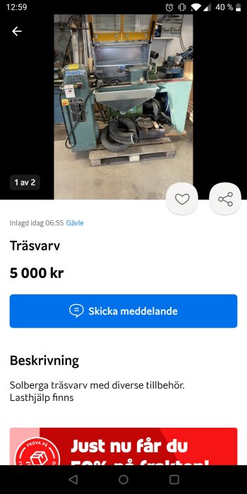 Industriell trävarv till försäljning, med tillbehör, annonserad i telefonapp. Verkstadsmiljö, pris 5000 kronor, lasthjälp erbjuds.