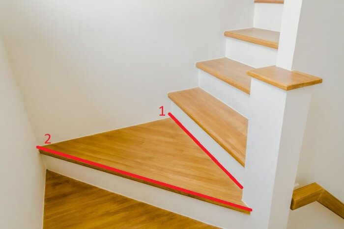 Modernt trapphus, trästeg, vita stolpar, röda linjer som markerar hypotenusa och katet, matematisk illustration.