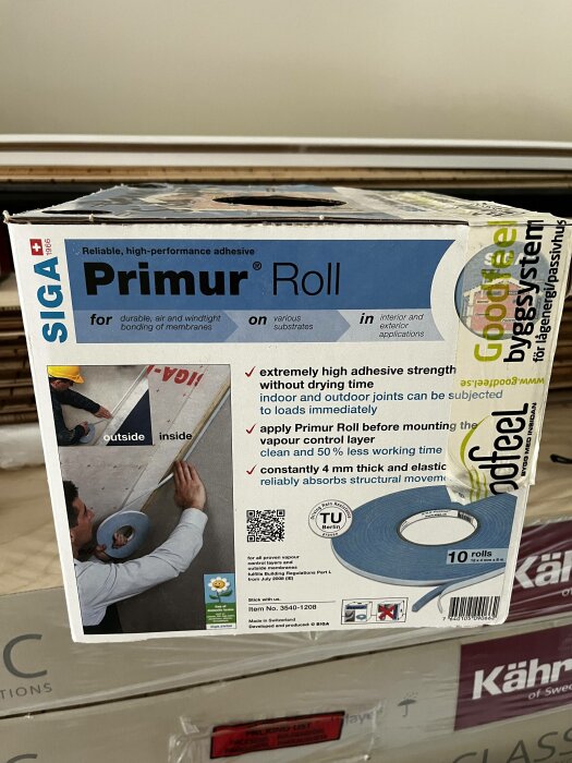 En förpackning av SIGA Primur Roll, tejp för byggisolering. Innehåller produktinformation, användningsexempel och QR-koder.