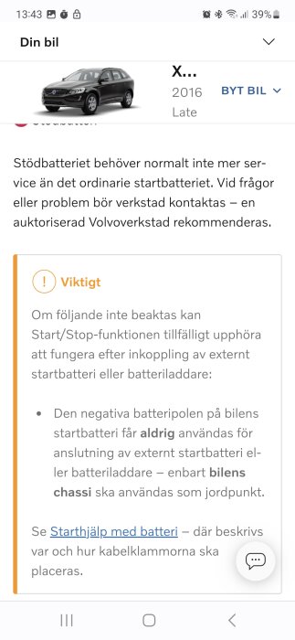 Skärmbild från mobil visar bilinformationsapp med varning om bilens stödbatteri och start/stopp-funktionens användning.