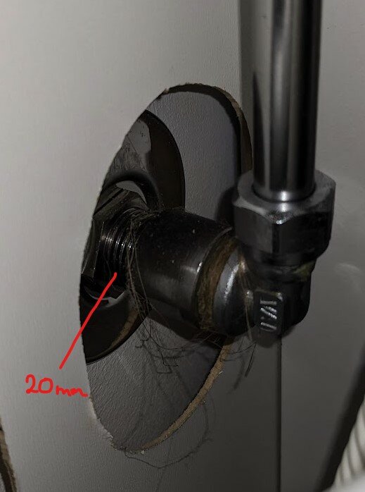 Rör genom vägg med tätningsproblem, synlig glipa markerad med mått (20 mm).