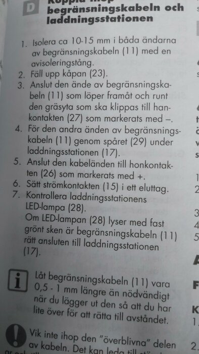 Instruktioner för att koppla en begränsningskabel till en laddningsstation, avbildad i textform.