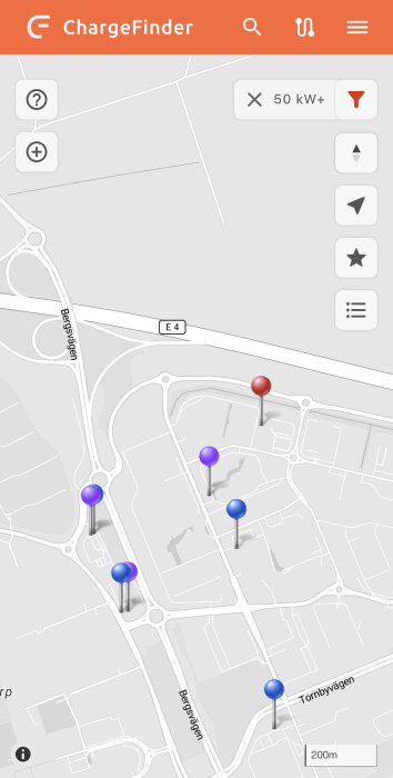 Skärmdump av en karta från ChargeFinder-appen visar platser för elfordonsladdstationer nära en väg.