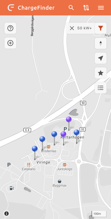 Skärmdump från ChargeFinder, visar kartläge med elbilsladdstationer nära E4 och väg 50.