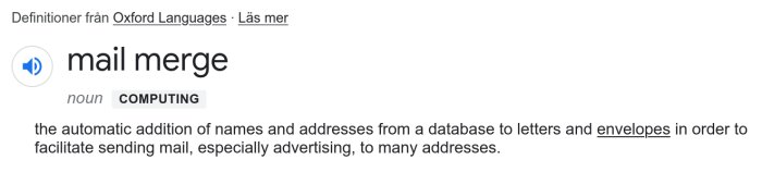 Definition av 'mail merge' på engelska, databasnamn och adresser automatiskt till brev för utskick.