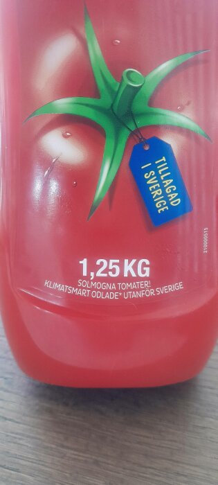 Tomatbild, etikett "1,25 KG", "Tillagad i Sverige", "Klimatsmart odlade", solmogna, hållbarhetsfokus, icke-svensk odling.