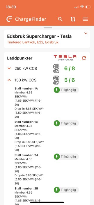 Skärmavbildning av ChargeFinder-app som visar laddstationer, priser, och tillgänglighet för Tesla Supercharger i Edsbruk.