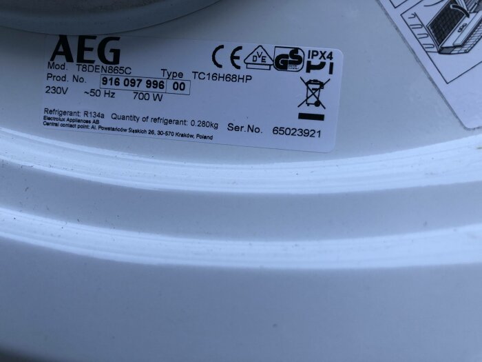 Etikett på en AEG-produkt som visar modell, typ, effekt, kylmedel och serienummer.