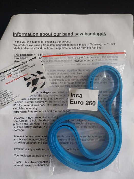 Instruktioner för bandsågsbandage, blåa gummiband, "Inca Euro 260", varningstext, bakgrund i svart.