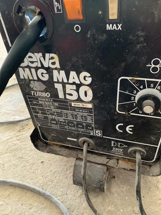 Svetsmaskin, MIG MAG 150, inställningspanel, slitage, elektriska kablar, orange indikator, grått, industriellt verktyg.