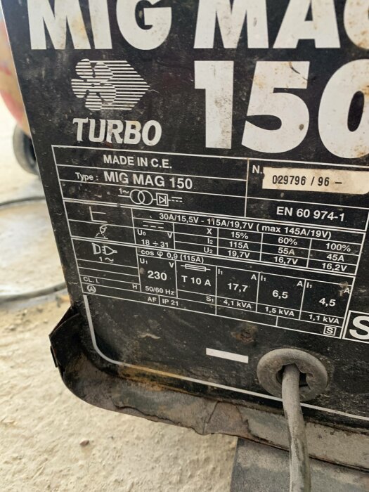 Svetsmaskinsskylt, tekniska specifikationer, smutsig, MIG MAG 150, ansluten kabel, använd, skadad kant.