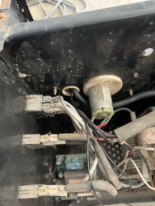 Interiör av elektrisk enhet, ledningar, kontaktstycken och komponenter, slitage synligt, underhåll eller reparation behövs.