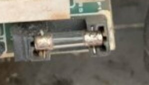 Del av ett kretskort med en potentiometer eller liknande komponent, elektronik, suddig, närbild, teknisk.