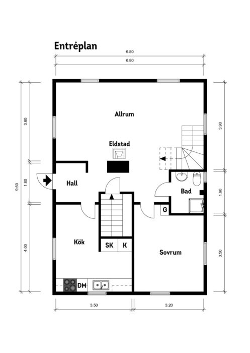 Svartvit ritning: entréplan med hall, kök, allrum, sovrum, badrum, eldstad. Måttangivelser runtomkring.