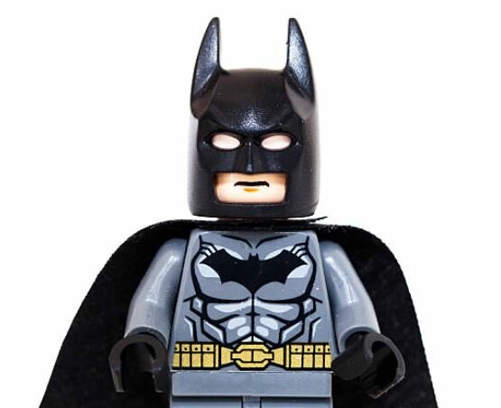 En LEGO-figur föreställande en välkänd serietidningshjälte i svart dräkt och mantel.