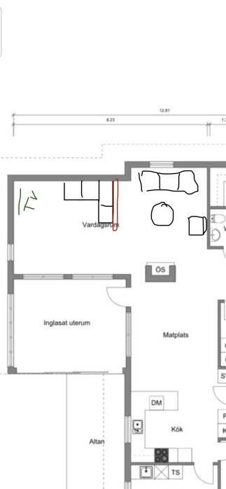 Planritning av ett hus med markeringar, anges vardagsrum, kök, matplats och inglasat uterum.
