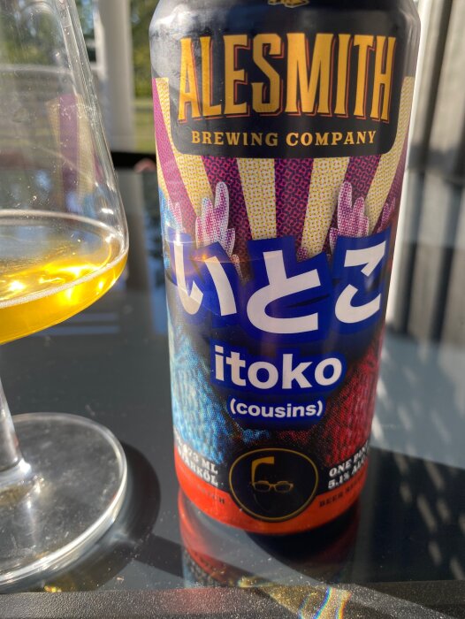 Ölburk från AleSmith Brewing Company, "itoko", soligt, del av glas, färgstark etikett, reflektioner, utomhus.