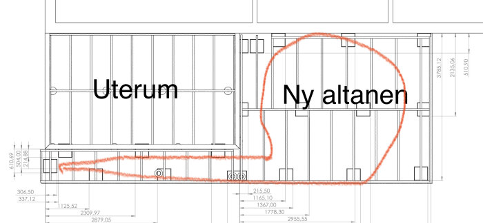 Arkitektonisk ritning av en byggnad med markerade ändringar i rött. Texten "Uterum" och "Ny altanen" syns.