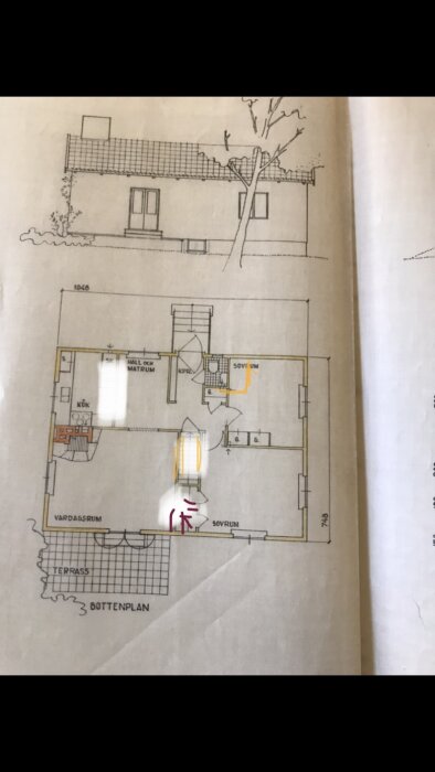 Arkitektritning av enplanshus med planlösning och fasad, markerade områden, sovrum, kök och vardagsrum synliga.