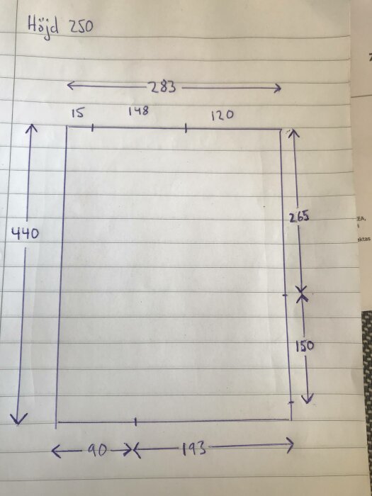 Handritad skiss av möjlig byggplan med måttangivelser på rutat papper.