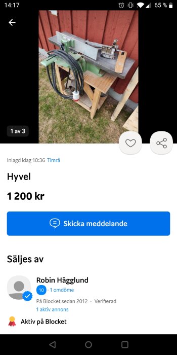 En hyvelbänk för träbearbetning, utomhus mot röd vägg, till salu på en onlinemarknadsplats. Priset är angivet i kronor.