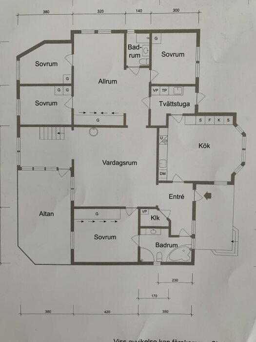 Ritning av husplan, tre sovrum, vardagsrum, kök, tvättstuga, två badrum, entré, altan.