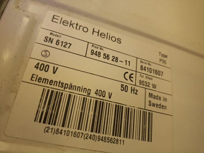 Etikett på vit bakgrund; Elektro Helios; specifikationer för elektrisk utrustning; 400 V; 9032 W; Made in Sweden.