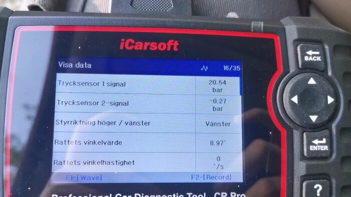 Diagnostisk verktyg för bil visar sensorvärden och rattvinklar på skärmen.