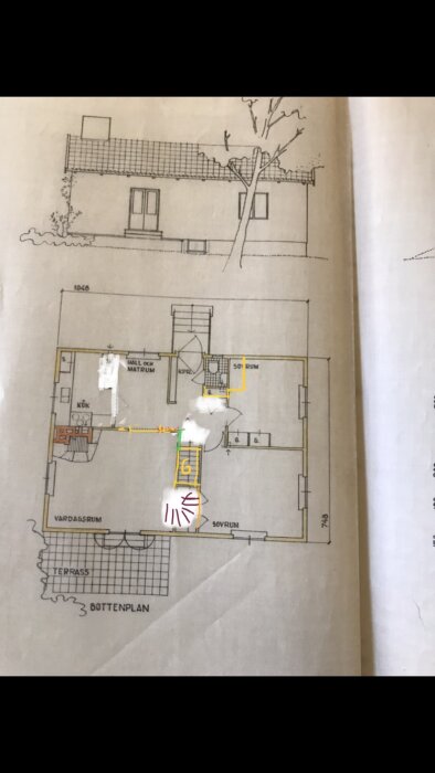 Arkitektonisk ritning av ett hus, planvy och fasad, med viss skada på pappret.