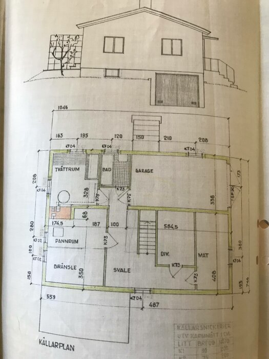 Arkitektritning av hus med källarplan, tvättrum, garage, badrum, pannrum, matrum, förvaringsutrymmen och måttangivelser.