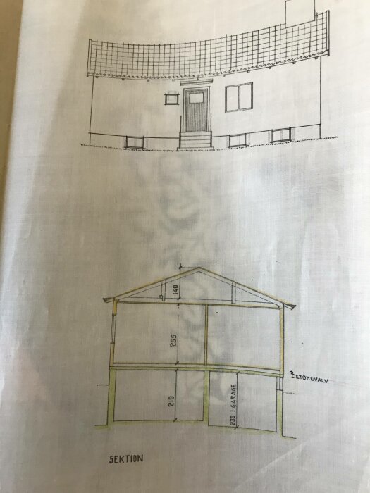 Arkitektonisk ritning av husfasad och sektion med måttangivelser, skissartad, ingen färg, på papper.