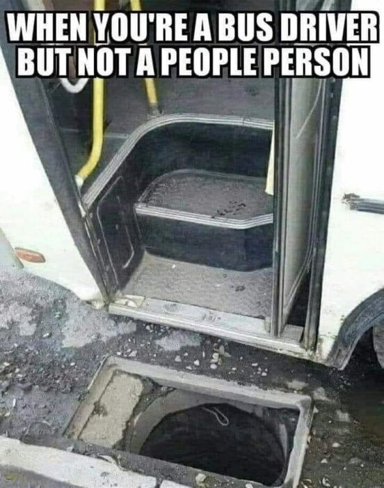 Bussdörr öppen, saknar trappsteg, farlig situation, text skämtsamt om busschaufförer som inte gillar människor.