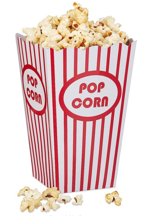 En full popcornförpackning med texten "popcorn" och några utspillda popcorn runt omkring på en vit bakgrund.